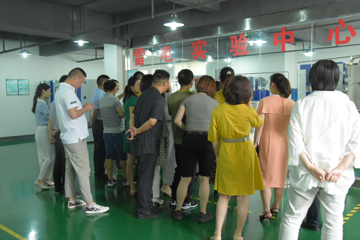 瑞士维多利亚大学MBA15-16班同学莅临九州体育(JiuZhou Sports)官方网站防雷考察交流